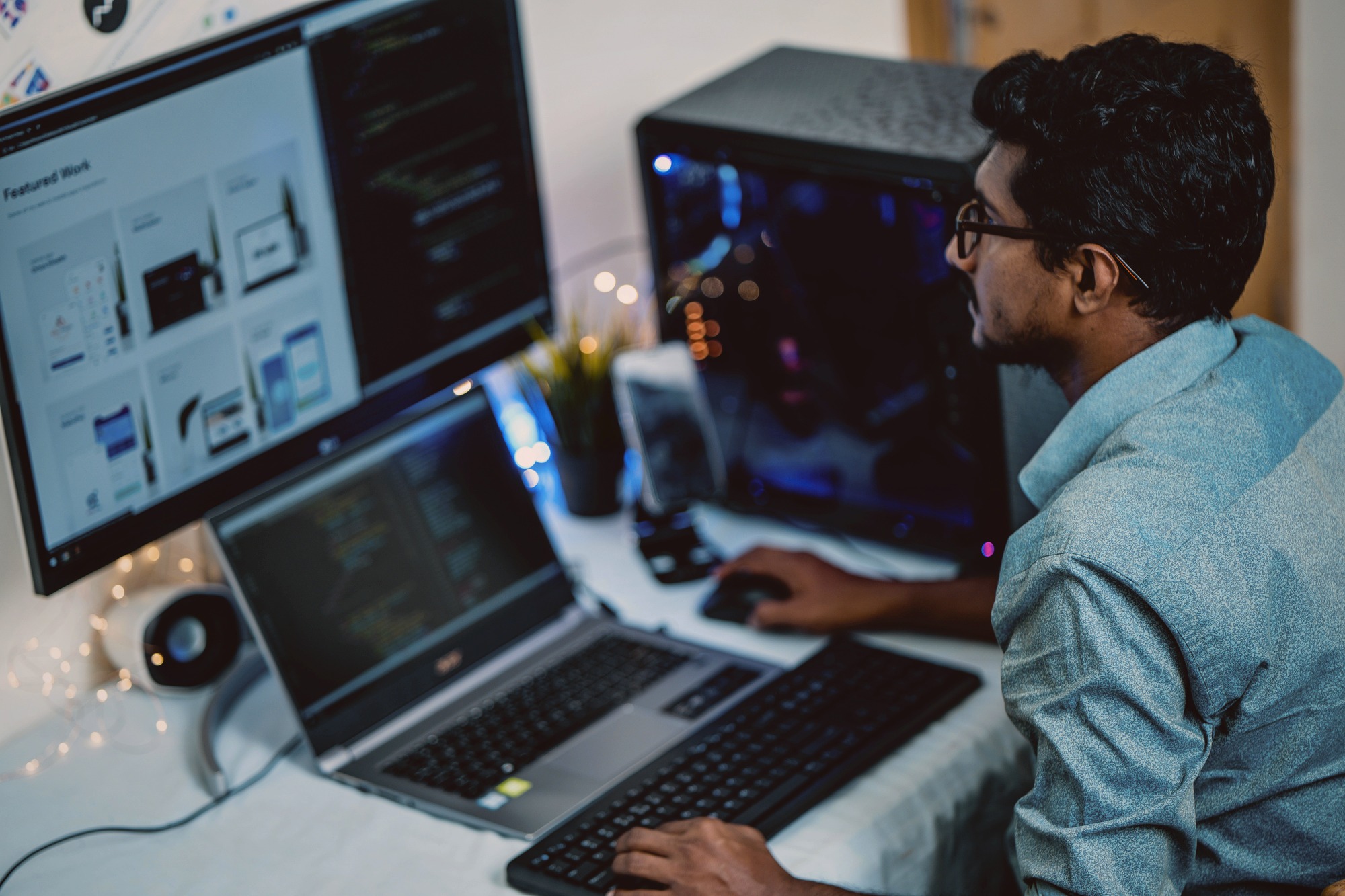 Analista operando estação com múltiplos monitores em central de controle — service desk 24/7 para operador logístico regional pela Vale IT Solutions.